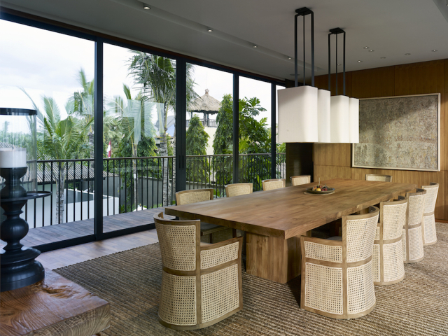 Arnalaya Beach House – Dining room with a view to the sea